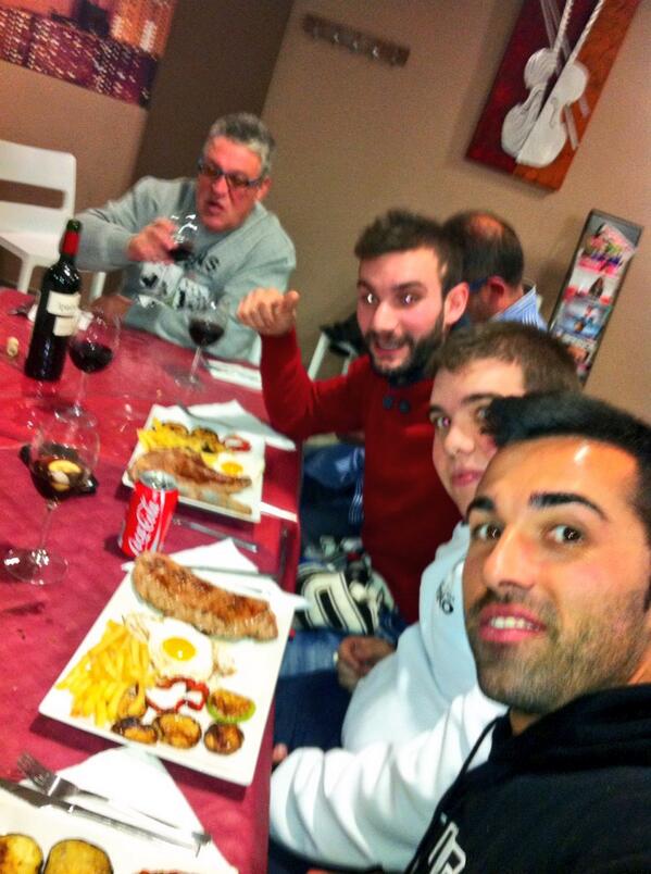 salvaxilxes's tweet photo. Ganar en Mestalla y luego cenar con la CNXilxes en casa del Duque para celebrarlo no tiene precio...cn @JUANUCEDA58 http://t.co/cbPzZZJl85