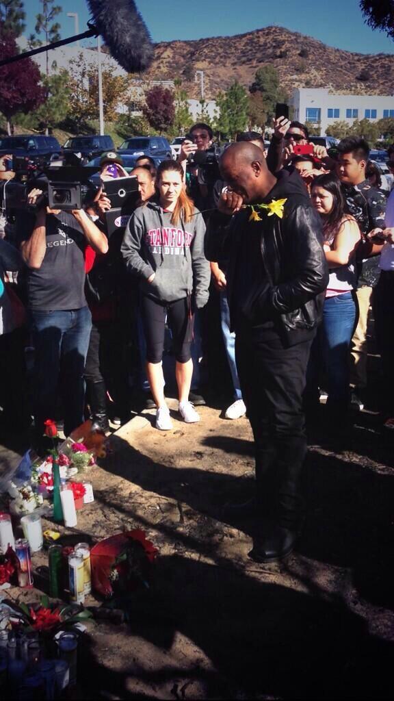 TheKingScottyD's tweet photo. Tyrese just showed up at Paul Walker’s crash site. Didn’t say a word, just cried and left. 😔😢😭 #RIPPaulWalker http://t.co/FUv2ne23uI