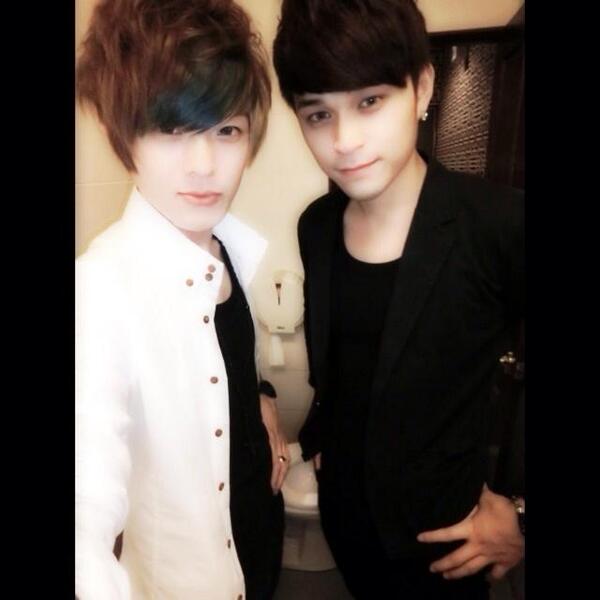 ChaLyvie's tweet photo. my hubby alwys handsome <3 <3 <3 RTRT "@HsiungChih: With my brother @CerlyLex :) http://t.co/7C13lWJHDh"