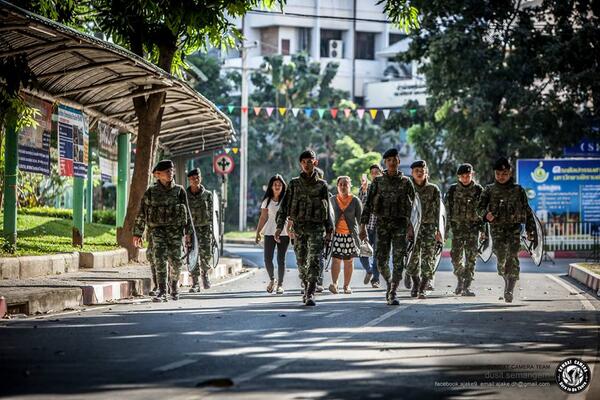 PhilPrajya's tweet photo. วินาทีที่ทหาร คุ้มกันนศ.ราม ออกจากมหาวิทยาลัย ภาพโดย ดุสิต เสมาเงิน  #nationtv http://t.co/IthUDTixEx