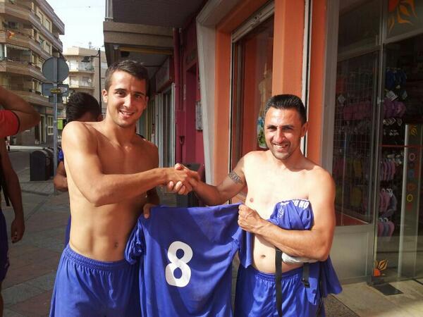 HuelvaPlaya's tweet photo. Nuestro presidente con la nueva incorporación @FernandoGuisad0 q crack con el mejoramos el nivel del equipo http://t.co/lv2Jg6RsmQ