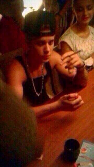 BroBibIe's tweet image. Beliebers are trying to get this picture removed from the internet. RT it to piss them off.