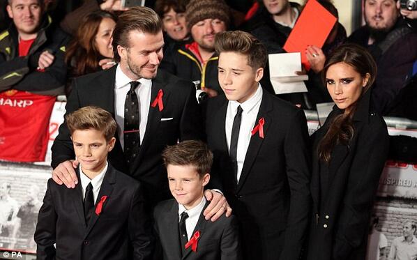 Beckham pose with his family, minus sang putri Harper Seven