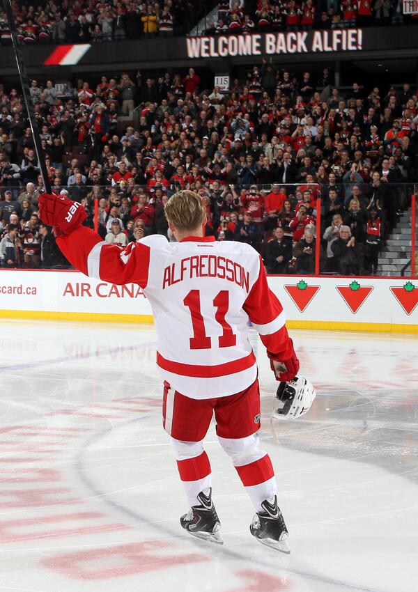 NHL's tweet photo. Great moment! The @Senators faithful pay tribute to @DAlfredsson11. Watch: http://t.co/83vp84xf1W http://t.co/SPEObogcpj