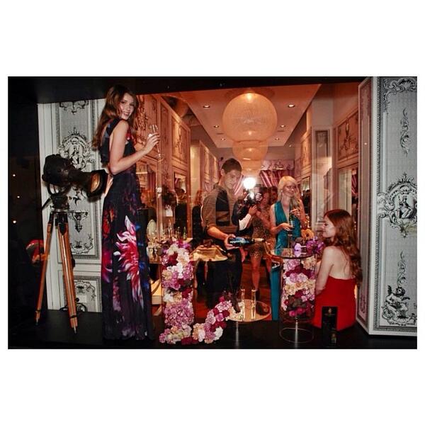 HerraHC_AUS's tweet photo. Our models showing us what a display ought to look like! Too gorgeous x http://t.co/MGhePGMjIl