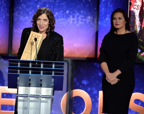 CNNHeroes's tweet image. CNN Hero Presenter @Mariska Hargitay presents a #CNNHeroes award to Dr. Laura Stachel (@wecaresolar.)