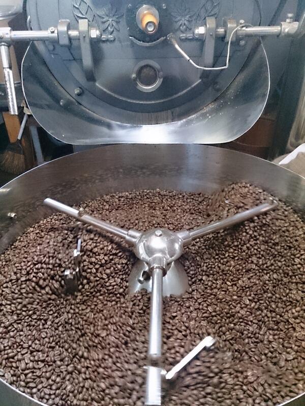 ishigakicoffee's tweet photo. お歳暮商品の注文で、忙しく焙煎・焙煎です。 http://t.co/rcQwvKLr9t
