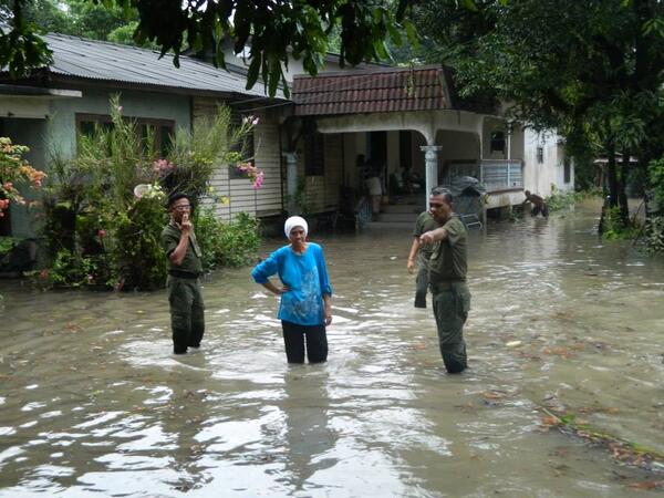 IEDA303's tweet photo. TerBaik!!! RT @RELA_SELANGOR CMT @RELA_SELANGOR bsedia mhadapi sebarang kemungkinan banjir. @KP_RELA @relamalaysia http://t.co/Uo0PhdgwKR