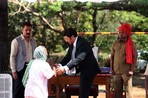 SinghSaabTheGr8's tweet photo. Stretch out a helping hand and make others smile! This is what #SinghSaab believes in! RT this and spread the word! http://t.co/6qIhQj2MPq