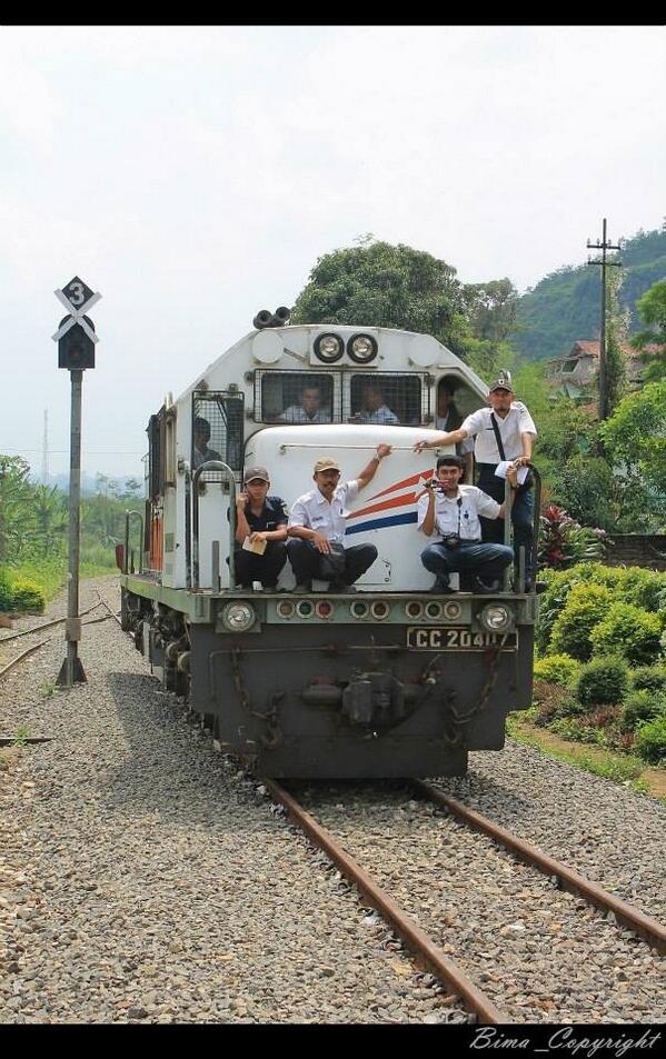 Hari ini sedang ada test jalur kereta api jurusan Sukabumi-Cianjur-Bandung , semoga lancar pas januari nanti :)