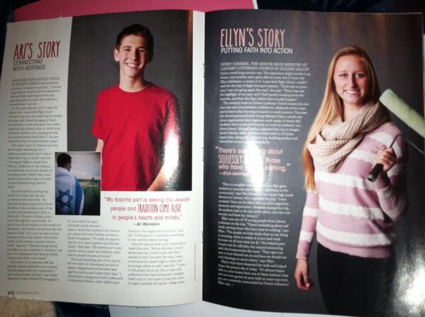 smELLYNmELLYN's tweet photo. Hey everyone look Ari and I are famous http://t.co/jNFZ1OIOln