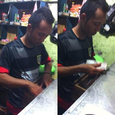 JogjaBotty's tweet photo. Abang tkg jual soto di jalan Solo. Soto Sulung. http://t.co/BGdLrH5Plc