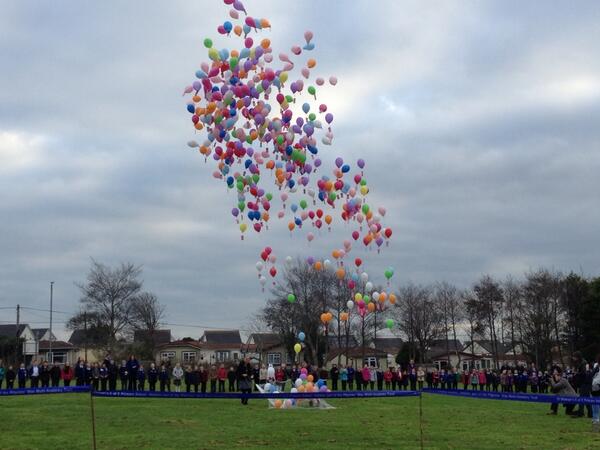 SparklyLaura7's tweet photo. St Michaels school balloon release @St_Michaels_VC #stmichealsschool #proud http://t.co/yj64acrI7B