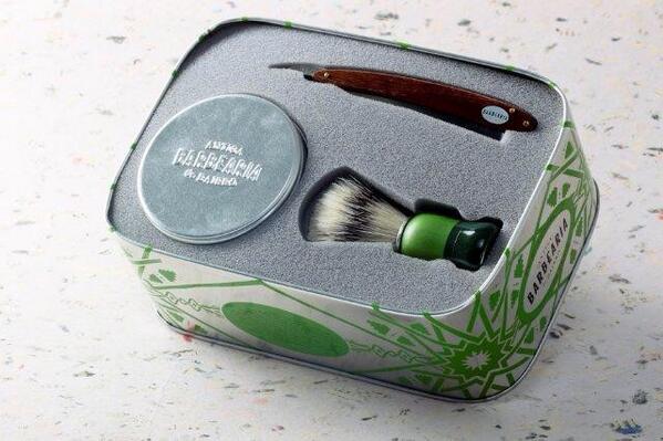 cris7luis's tweet photo. The christmas set From antiga barbearia de bairro with the New shave Brush, the razor and the shave soap . http://t.co/NRbbWXiWh6