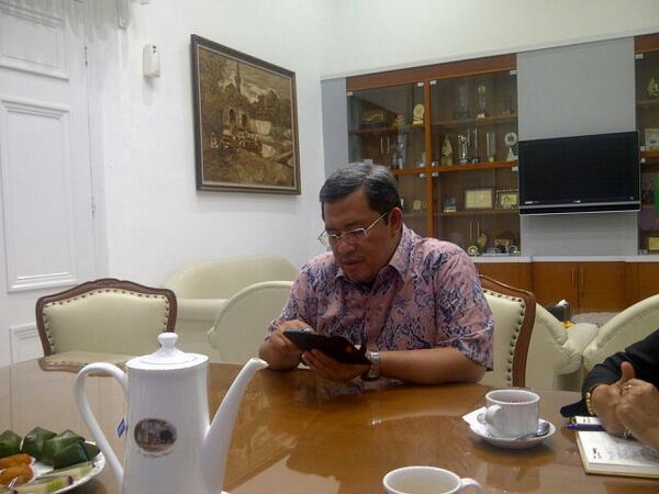 fentyzeta's tweet photo. "@akiawan: Kang @aheryawan sedang sibuk ber #AHERinterACTweet sambil nunggu buka shaum.. http://t.co/VDpGlApZW3"