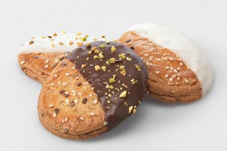 De Fruity #Volkorenkoek: Bereid met #volkorendeeg, gevuld met #vruchtenjam en afgewerkt met #sesam en #chocolade! Mmm