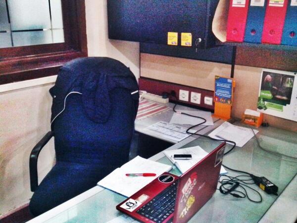 apri324's tweet photo. udah kayak bos, punya ruangan sendiri,  axexexexe http://t.co/CorY3KxVSe