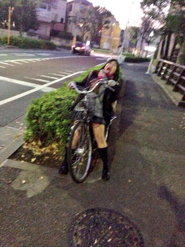 大関れいか まじ今日は災難すぎた りんとニケツしたら電柱に足強打してさらに汚い足になったし帰りに草むらの段差に突っ込んで抜けなくてこれガチで叫んでて助け求めてんのにりん爆笑して写真しかとらないし この顔マヌケだけど本気で叫んでます Http