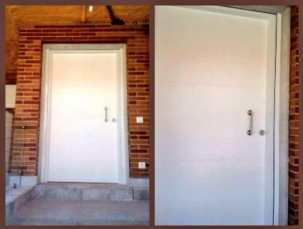 MaderaDesignIM's tweet image. Puerta exterior lacada en blanco instalada hoy por nuestro equipo. #InstalacionesMarchamalo #home #diseño