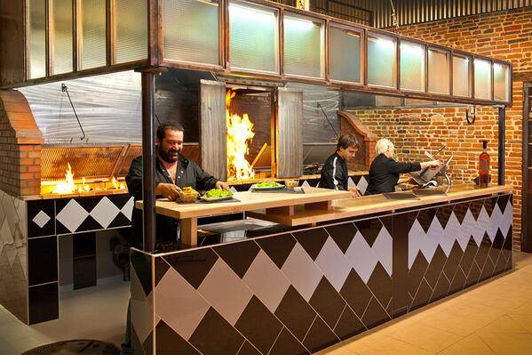 <a href="/RestauLeBasque/">Le-Basque</a> vue sur une magnifique #brasier. #grillades de #viandes et #poissons. Délicieusement généreux :)