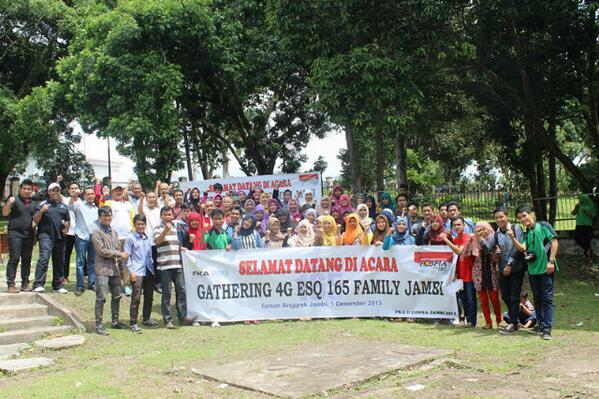 Jambi165's tweet photo. Gathering 4G ESQ 165 Family Kota Jambi 1 Dec 2013 :) http://t.co/dFCqT02rt3