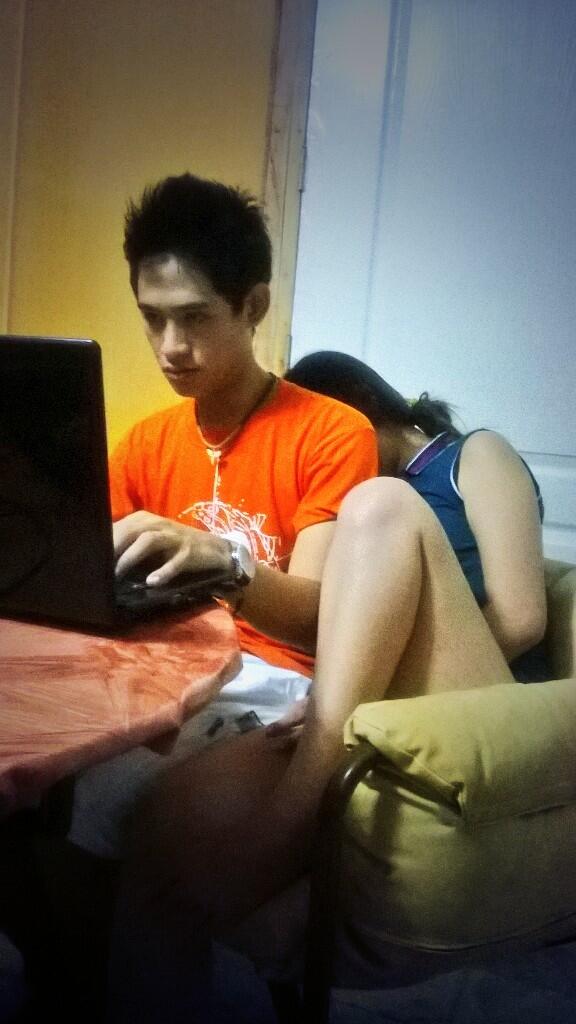 xtummy's tweet image. Just a bored girlfriend. @froilenev13 #LoLProblems