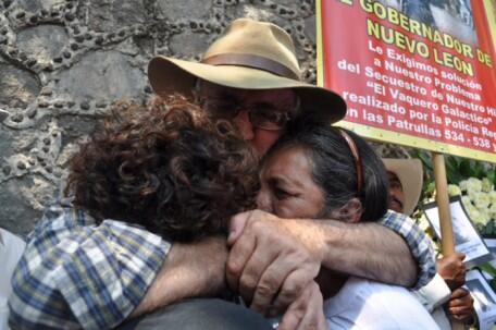 Pajaropolitico's tweet photo. Hablan Sicilia, Solalinde y padres de la #ABC: “Peña mantiene adeudo en DH” http://t.co/HzpJse3BPL … http://t.co/cwnNsJA132