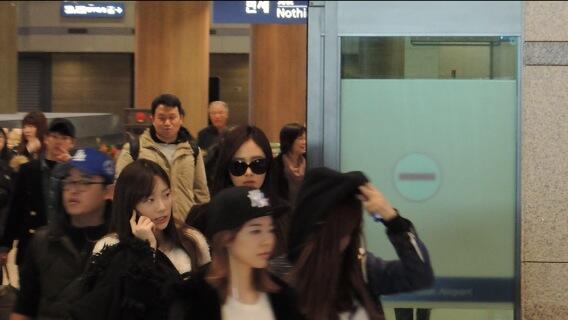 [PIC][01-12-2013]SNSD trở về Hàn Quốc vào trưa nay BafUWTFCUAAyY_9