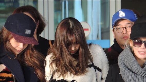 [PIC][01-12-2013]SNSD trở về Hàn Quốc vào trưa nay BafUfeHCYAA5b-q