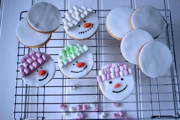 BBabyDirectory's tweet photo. "@parentdish_uk: How to make snowman cookies for #Christmas http://t.co/E9jeXlUA3o http://t.co/WvwNNNB272" what a great idea