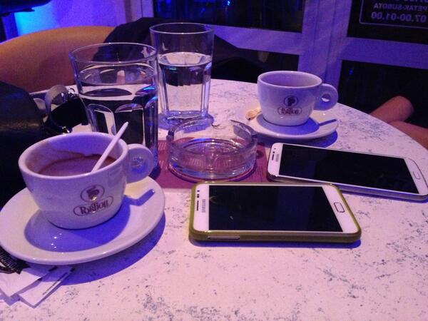 Sidin s <a href="/MatkoK/">Matkić</a> u #tonight i pijemo #kavu