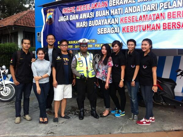 RT <a href="/234SCSemarang/">234 SC Semarang!</a>: #234SCSemarang berbagi mawar memperingati hari HIV/AIDS sedunia cc @234scjatengdiy