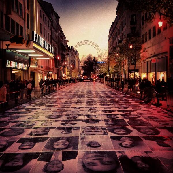 lebonlebon's tweet photo. La nuit tombe mais LES MARCHEURS MACHINES bossent encore... #insideoutlyon http://t.co/IkaXoalDFy