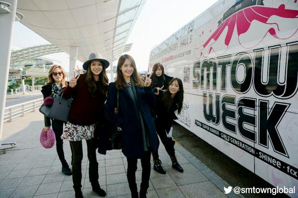 .<a href="/GirlsGeneration/">Girls' Generation</a> with #SMTOWNWeek Bus :)