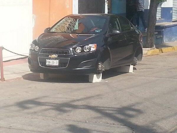 fgavilla's tweet photo. Así amaneció este coche en la colonia el Vergel en #Cuernavaca, sin llantas es como ahora se quedan los vehículos http://t.co/qUUHYPNFak