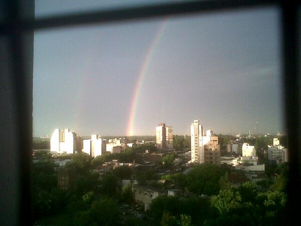 En 15 min d viento la tormenta hizo estragos en La Plata. Voló todo!(a 8 meses d la peor tragedia).Ahora el arco iris