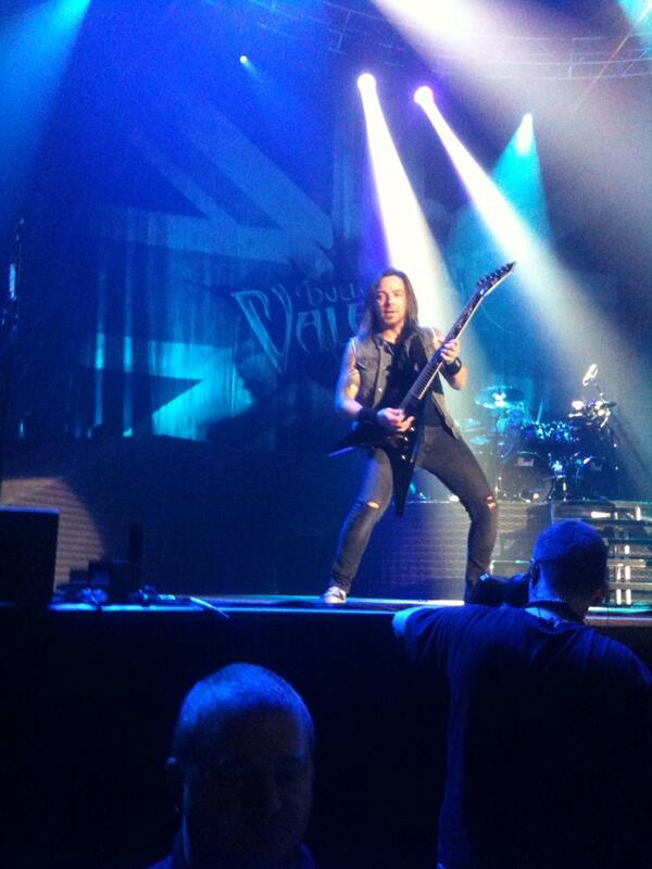 BrynBryns's tweet photo. Last night was awesome, thanks for the pick @MichaelPaget (ideas the guy right in front of you singing every song) http://t.co/HNd8W11Nga