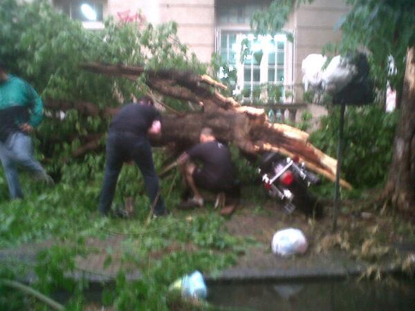 #LaPlata #Temporal Una moto quedo atrapada en 63 entre 5 y 6