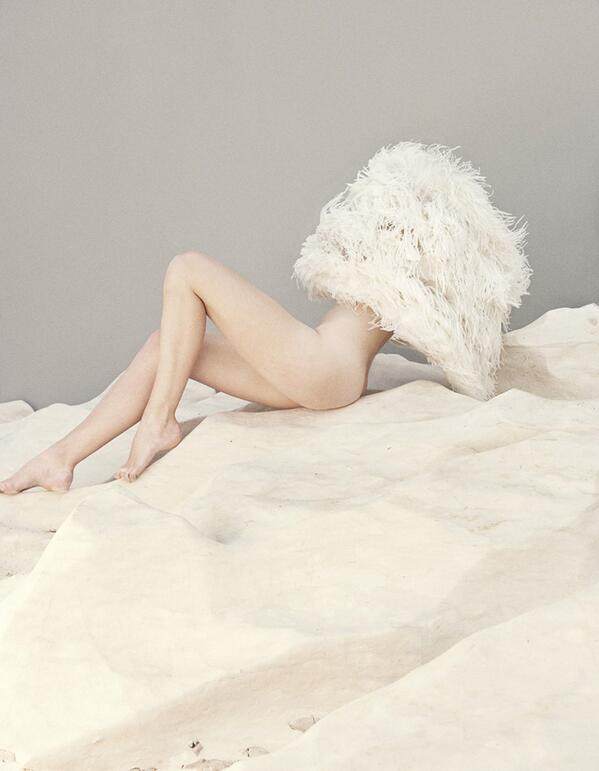 XXVcentury's tweet photo. Emily Baker in Birth of Beauty-Vogue Japan by Julia Noni http://t.co/3DFW8VqIL8 http://t.co/lYEva7trbF