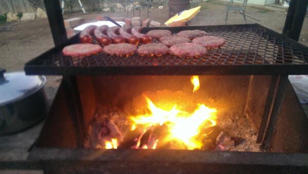joemcneal53's tweet image. The bombness #perfectfire#burgers#chicken#linguica