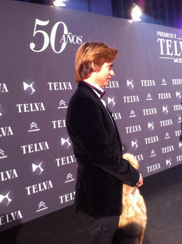 telva's tweet image. Caballeros que sostienen la estola a sus damas #CarlosBaute #FiestaTELVAmoda @AstridKlisans