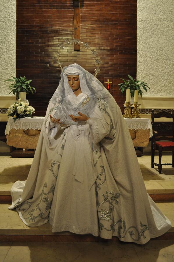 H_ColumnaRonda's tweet photo. La Novia de Ronda ya viste de blanco para su gran día: la festividad de la Esperanza http://t.co/HR42dUp9W0
