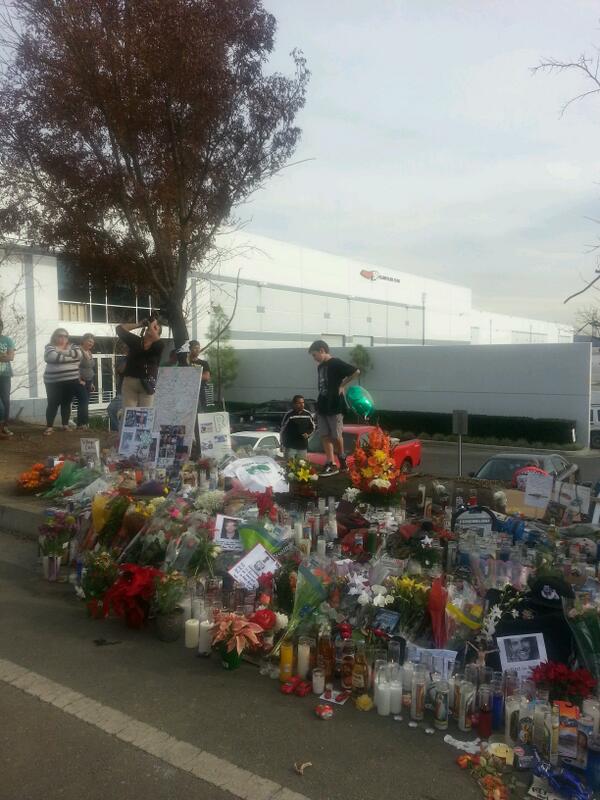 Freshsqueezed71's tweet photo. Paying my respects... #RIPPaulWilliamWalkerIV #RIPRogerRodas http://t.co/mfNdk8fM7i