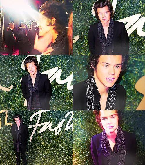 1D_Ediciones's tweet image. Harry en  la alfombra roja de los "Britsh Fashion Awards" hoy.  -LaPalomaQueLadra:)