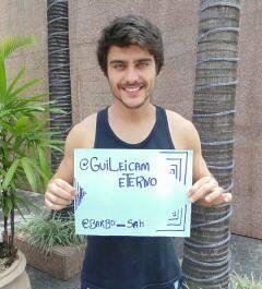 Que felicidade em te ver segurando meu fc e meu insta pessoal ! te amo