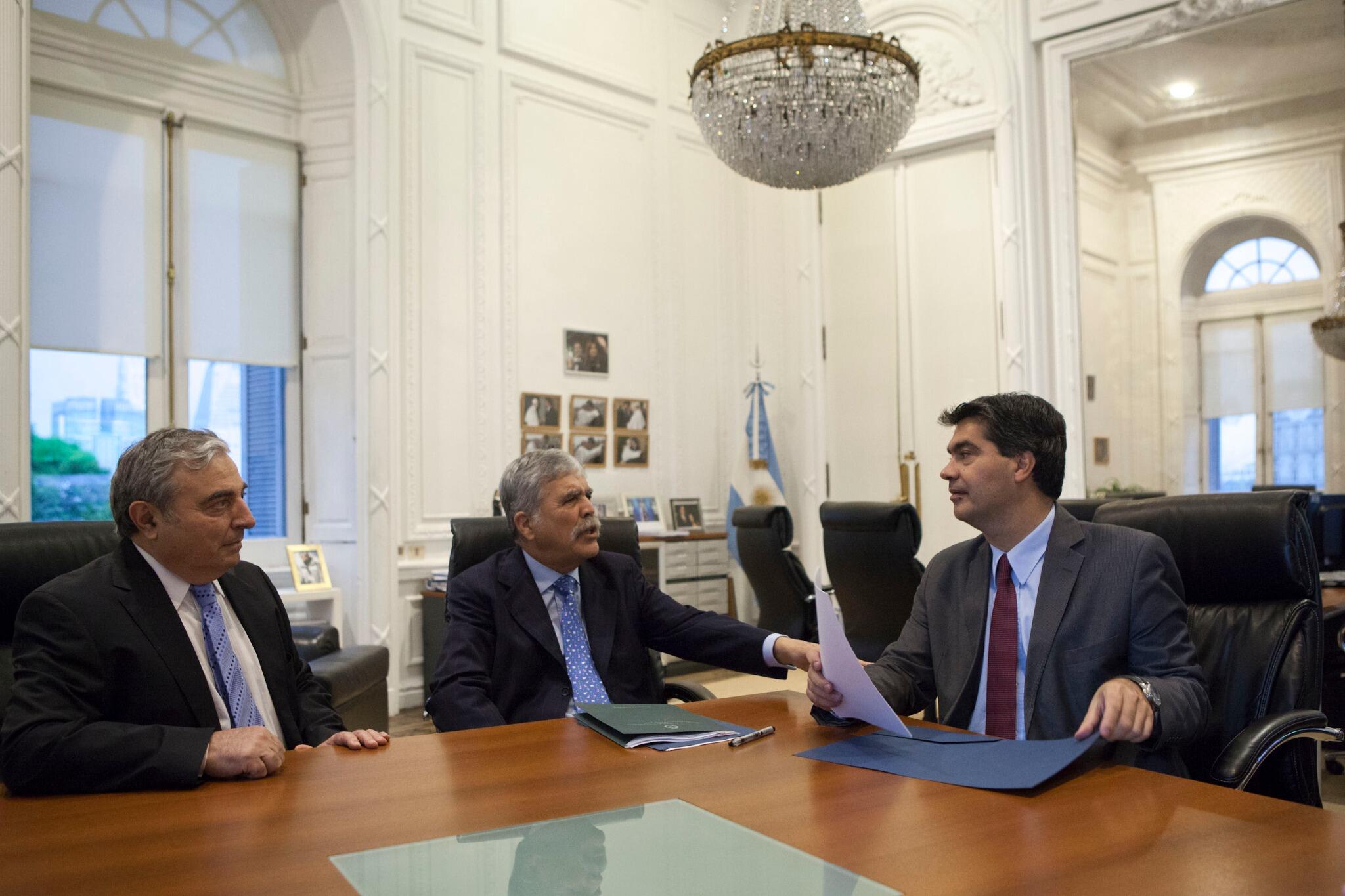 BahKJl2CEAACKUE.jpg:large