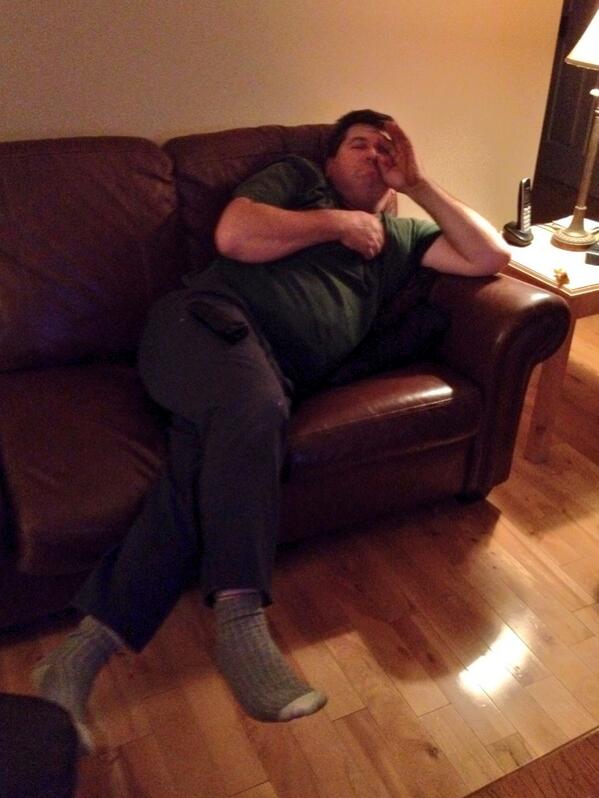 KateBakos's tweet photo. This is how my dad sits when he watches tv #Diva http://t.co/rsbGWilqGX