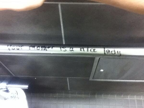 BurlesonAustin's tweet photo. Awh how nice 😂👌
#nicegraffiti http://t.co/vj1V5PossT