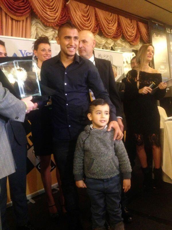 kingarturo23's tweet photo. Me siento muy orgulloso por haber recibido la Castaña de Oro 2013!!! Muchas gracias Juventus Club Mottarone!!! http://t.co/1oYgWXZ1WU