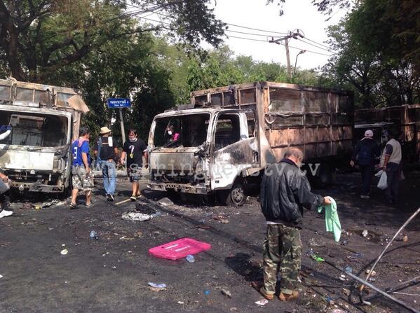 Chu_OnlineNews's tweet image. 10.35น. สะพานอรทัย รถตำรวจถูกเผา 4 คัน ถูกทุบทำลาย 1 คัน มีรถน้ำ รถกระบะและรถเก๋งถูกเผาอย่างละคัน 1/2 #springnew